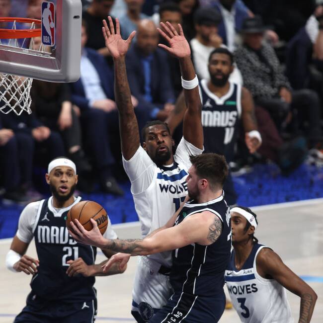 Luka Doncic asiste cerca de la canasta en el triunfo de Dallas Mavericks sobre Minnesota Timberwolves que los lleva a la final de la NBA ante Boston Celtics.