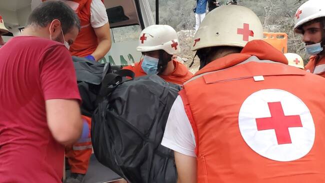 Paramédicos de la Cruz Roja llevan el cuerpo de una persona asesinada tras el bombardeo de Israel sobre el norte del Líbano