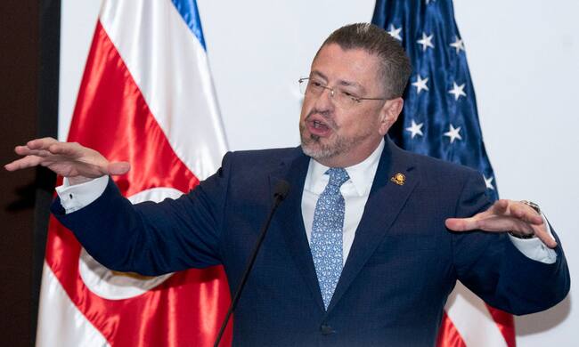 El presidente de Costa Rica, el conservador Rodrigo Chaves, habla en la sede de gobierno en la ciudad de San José.