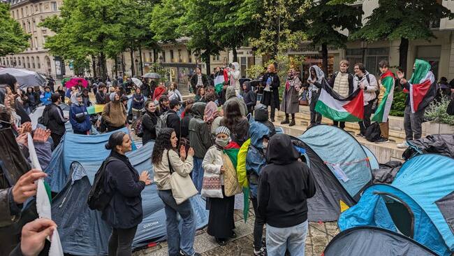 Los estudiantes se reúnen a protestar por Gaza luego de ser expulsados del campus de la Universidad Sorbonne en París de Francia.