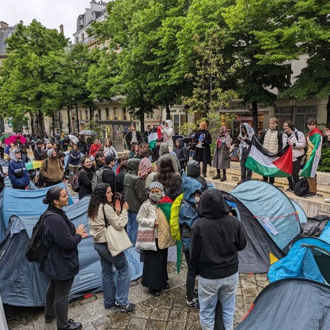 Los estudiantes se reúnen a protestar por Gaza luego de ser expulsados del campus de la Universidad Sorbonne en París de Francia.