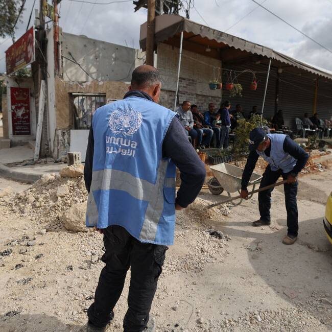 Un trabajador de la agencia para los refugiados palestinos de la ONU desplegado en las calles de la Franja de Gaza en Palestina.