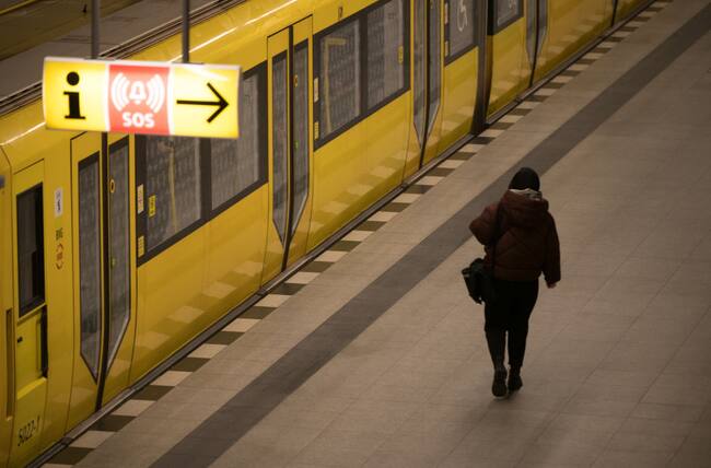 Un hombre camina por la estación BVG del metro de la ciudad de Berlín en Alemania. Su sindicato anunció una paralización de advertencia.