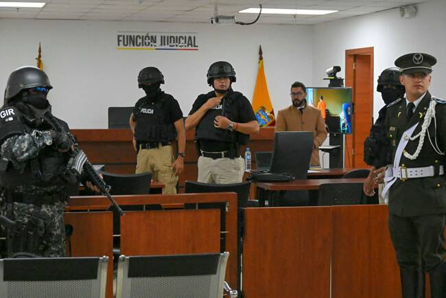 Fuerzas especiales de la policía de Ecuador custodian el tribunal durante uno de los juicios por el asesinato del excandidato Fernando Villavicencio.