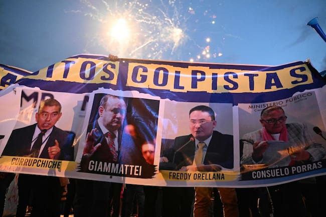 Manifestación en Guatemala contra Consuelo Porras y Alejandro Giammattei por sus esfuerzos contra la democracia.