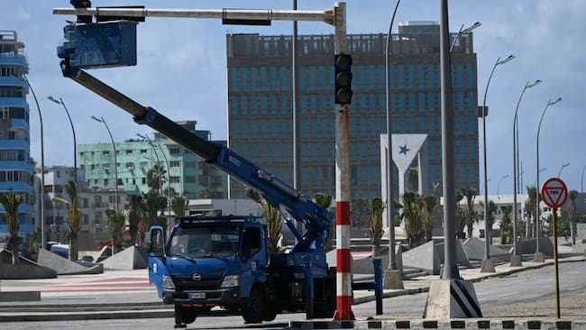 Un trabajador busca recuperar el funcionamiento de un semáforo en la ciudad de La Habana, tres el apagón nacional que vivió Cuba