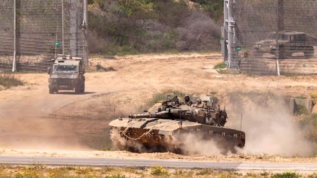 Vehículos blindados y tanques del ejército de Israel ingresan a la Franja de Gaza en Palestina.