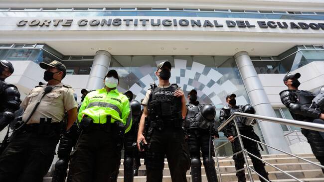 La policía resguarda la sede de la Corte Constitucional de Ecuador en la ciudad de Quito.