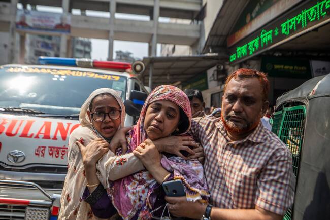 Una mujer llora tras la muerte de un familiar en el incendio que afectó a un edificio comercial en la ciudad de Dacca, en Bangladesh.