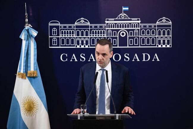 El vocero de la presidencia de Argentina, Manuel Adorni, habla ante la prensa en un salón de la Casa Rosada en la ciudad de Buenos Aires.