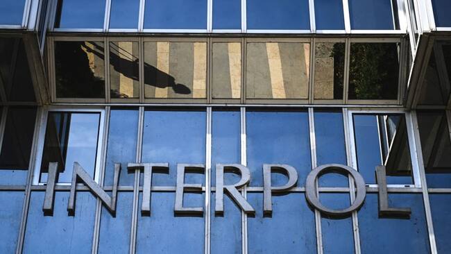 El acceso al cuartel general de la Interpol ubicado en la ciudad de París en Francia