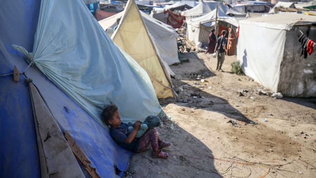 Un niño palestino desplazado sobrevive en un campamento en la Franja de Gaza, en medio de los ataques militares de Israel.