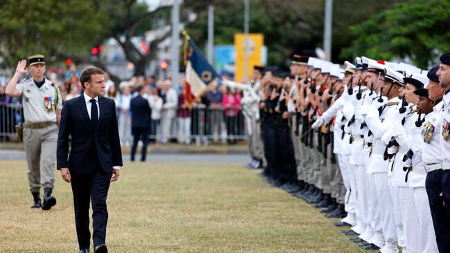 El presidente de Francia, Emmanuel Macron, revisa a las tropas en su visita a Noumea, la capital del territorio de ultramar Nueva Caledonia.