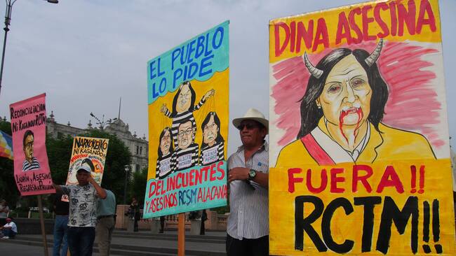 En el Perú unas personas portan carteles en la ciudad de Lima en contra de la presidenta interina Dina Boluarte y la acusan de violaciones a los DDHH.