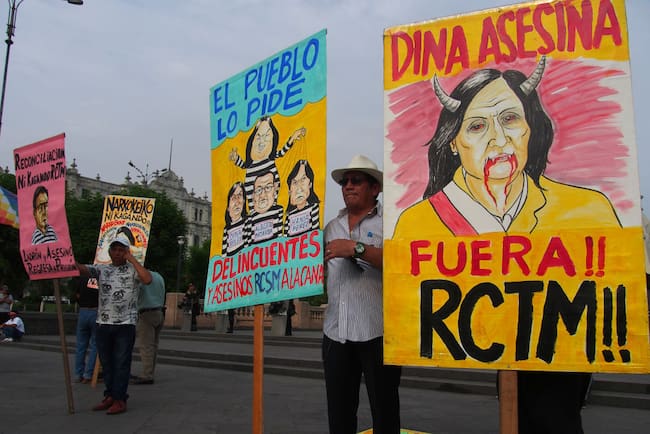 En el Perú unas personas portan carteles en la ciudad de Lima en contra de la presidenta interina Dina Boluarte y la acusan de violaciones a los DDHH.