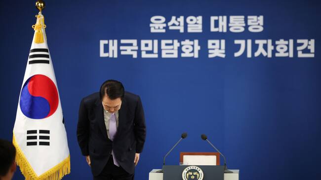 El presidente de Corea del Sur, Yoon Suk Yeol, se inclina durante la conferencia de prensa en la que pidió perdón por aplicar de forma fallida la ley marcial