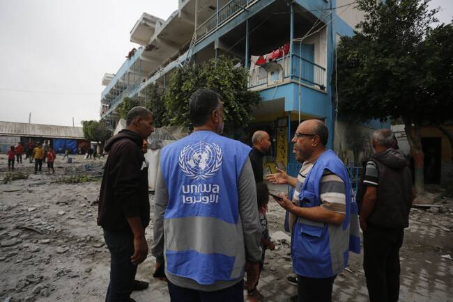 Trabajadores de la UNRWA revisan la escuela atacada por Israel en el centro de Gaza, donde deja decenas de muertos.
