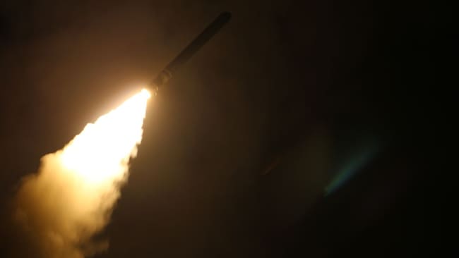 Imagen de un misil guiado tierra-aire es lanzado desde una plataforma militar.