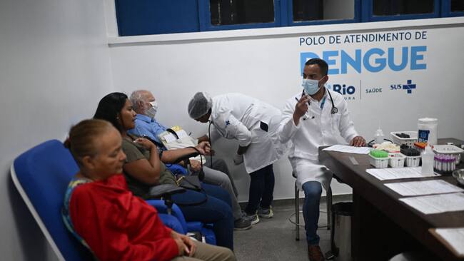 Los pacientes reciben atención médica al presentar síntomas de contagio del dengue en el Hospital Municipal Raphael de Paula Souza en Río de Janeiro de Brasil.
