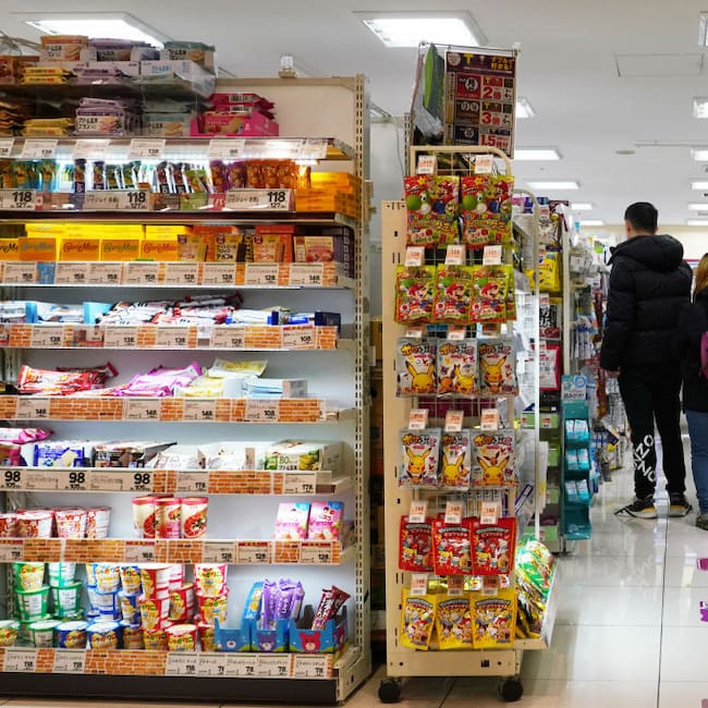 Personas compran al interior de un mercado de alimentos en la ciudad de Tokio en Japón.