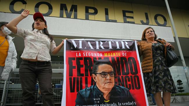 Manifestación en Ecuador afuera del complejo judicial en la ciudad de Quito por el caso del asesinato del excandidato presidencial Fernando Villavicencio.