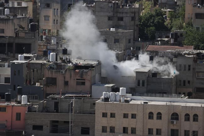 El humo se levanta sobre un campo de refugiados en el West Bank de Palestina, por un operativo de Israel en esa zona de la Cisjordania ocupada.