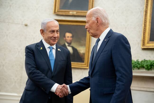 El mandatario estadounidense Joe Biden recibe al primer ministro israelí Benjamin Netanyahu en el Salón Oval de la Casa Blanca en Washington DC.