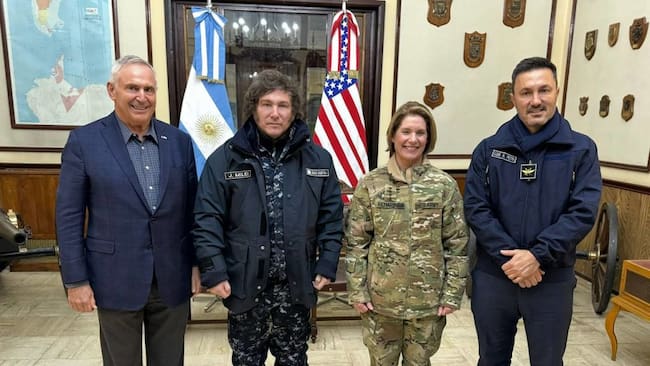 El presidente de Argentina, el ultraderechista Javier Milei, junto a la generala estadounidense Laura Richardson en la Patagonia.