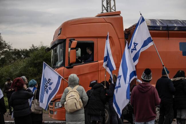 Un grupo de colonos israelíes impiden el paso de los camiones que llevan asistencia humanitaria a la Franja de Gaza en la Palestina ocupada.