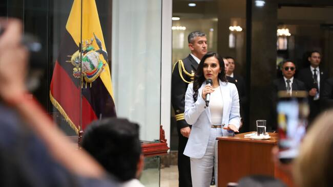 La vicepresidenta de Ecuador, Verónica Abad, dando un discurso ante la prensa en la ciudad de Quito.