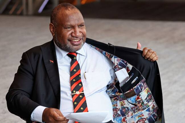 El primer ministro de Papúa Nueva Guinea, James Marape, muestra su chaqueta con fotos suyas en una actividad en Sídney de Australia.