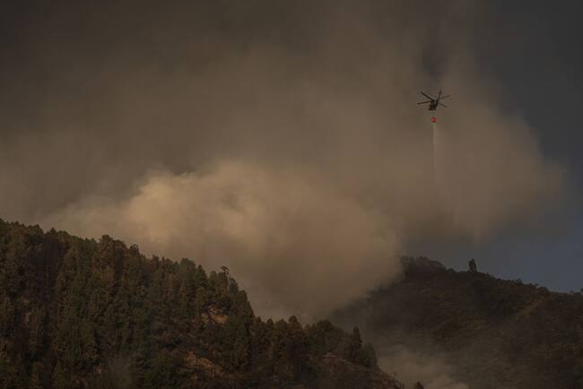 El humo se levanta sobre el cerro El Cable ante la capital de Colombia. Bogotá y otros municipios siguen bajo alerta ante la serie de graves incendios forestales.