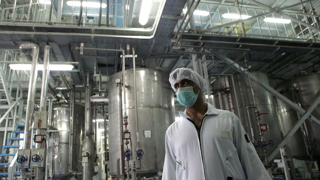 Un técnico iraní supervisa el interior de la planta nuclear cercana a Isfahán.