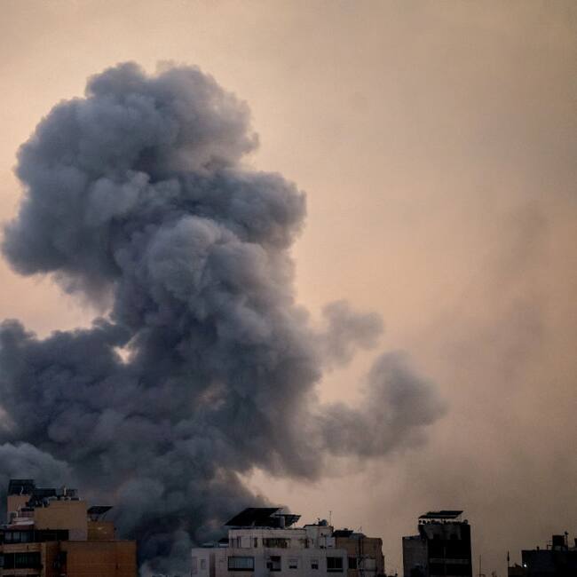 El humo se levanta sobre la zona sur de la ciudad de Beirut en el Líbano, luego de un nuevo ataque aéreo de Israel