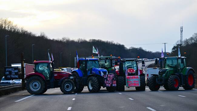 Los agricultores cumplen su promesa de rodear la ciudad de París con cortes de ruta. El gremio mantiene su protesta contra el gobierno de Francia.