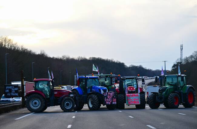 Los agricultores cumplen su promesa de rodear la ciudad de París con cortes de ruta. El gremio mantiene su protesta contra el gobierno de Francia.