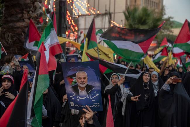 En las calles de la ciudad de Teherán se homenajea al asesinado alto mando de Hamás, Ismail Haniyeh, en un ataque de Israel sobre la capital iraní.