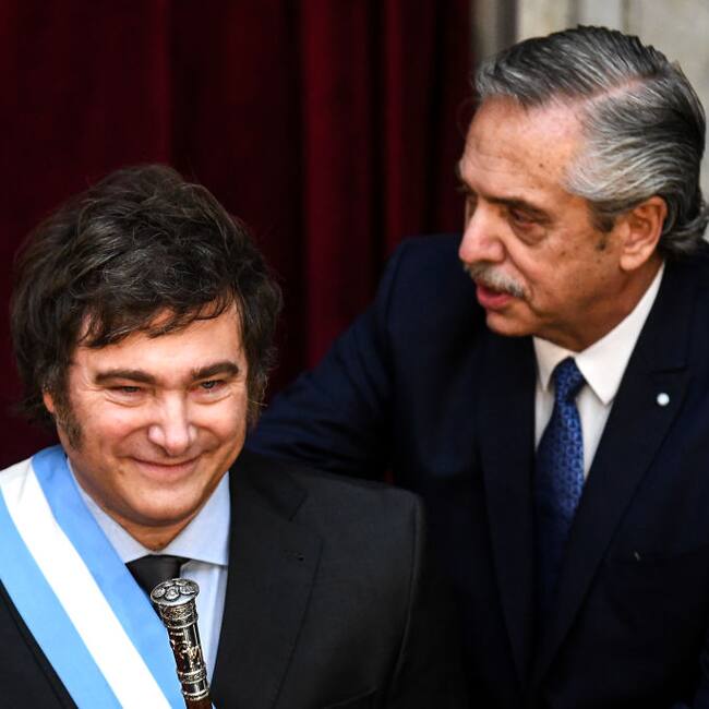 Alberto Fernández le entrega la banda presidencial a Javier Milei en Buenos Aires, en la ceremonia de cambio de mando en Argentina.