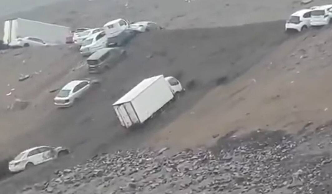 Impactantes imágenes: Aluvión en Iquique arrastra camiones en la Zofri tras lluvias históricas