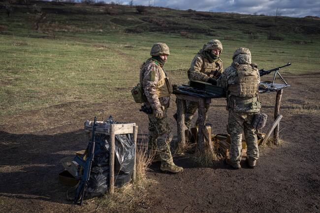 Militares de las fuerzas armadas de Ucrania entrenan para ir al campo de batalla para enfrentar a las tropas rusas