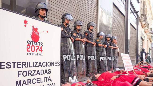 Mujeres protestan ante la sede del Ministerio Público en Lima por las miles de víctimas de esterilizaciones forzadas en Perú durante el régimen de Fujimori