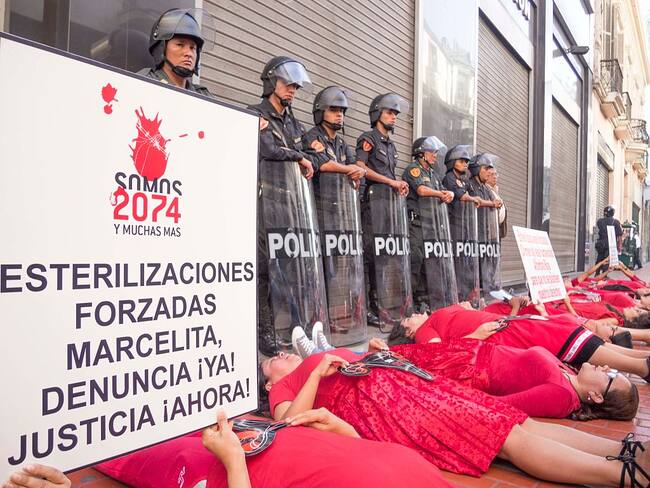 Mujeres protestan ante la sede del Ministerio Público en Lima por las miles de víctimas de esterilizaciones forzadas en Perú durante el régimen de Fujimori