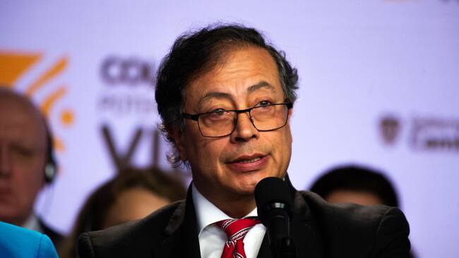 El presidente de Colombia, Gustavo Petro, habla ante los medios de comunicación en la ciudad de Bogotá.