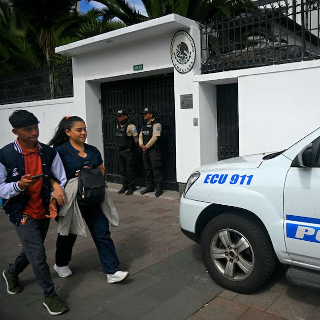 La policía de Ecuador mantiene en la ciudad de Quito la vigilancia de la embajada de México, luego de que fuera invadida por sus fuerzas de seguridad.