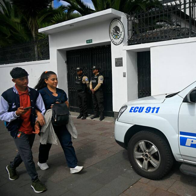 La policía de Ecuador mantiene en la ciudad de Quito la vigilancia de la embajada de México, luego de que fuera invadida por sus fuerzas de seguridad.