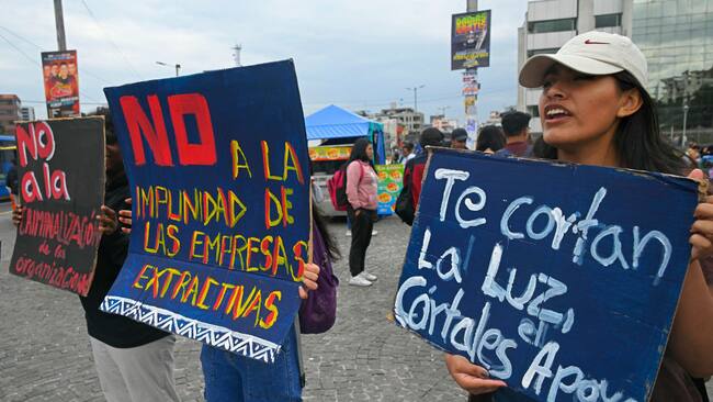 Manifestantes protestan contra el gobierno del derechista Daniel Noboa ante los cortes de suministro de electricidad y agua en Ecuador.