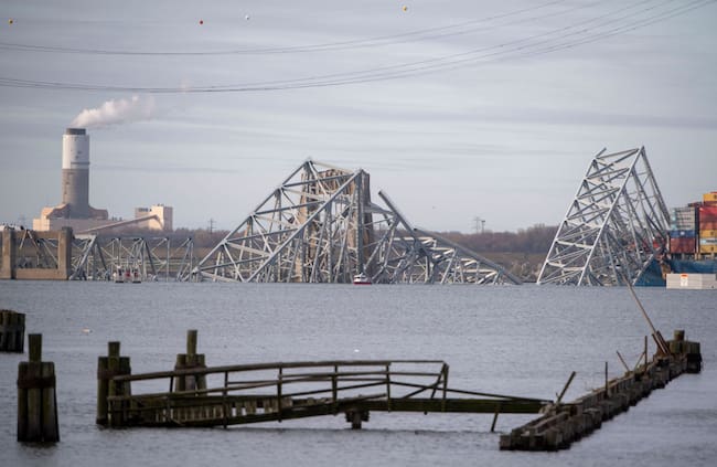 Imagen del puente colapsado en la ciudad de Baltimore, luego que lo chocara un carguero en una bahía ubicada en el estado de Maryland en Estados Unidos.