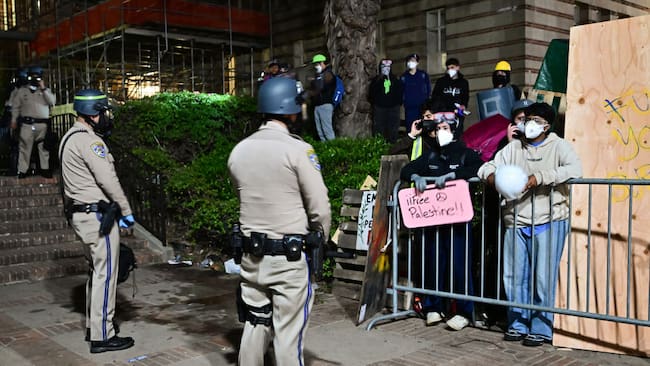 Los oficiales de policía se preparan para desalojar a los estudiantes que protestan en la UCLA de Los Angeles en California de Estados Unidos.