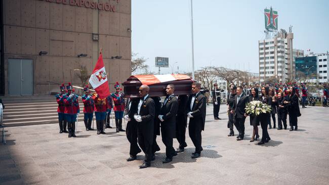 A la sede del ministerio de cultura del Perú llega el féretro con el fallecido exdictador Alberto Fujimori en la ciudad de Lima