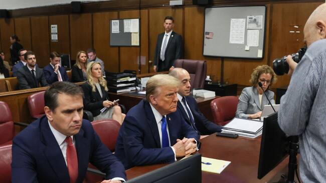 El republicano Donald Trump en un juzgado de Nueva York para enfrentar los alegatos iniciales del juicio penal en su contra en Estados Unidos.